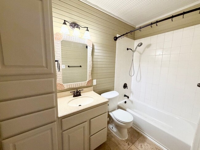 Building Photo - Spacious 3 bedroom with its own micro-park!