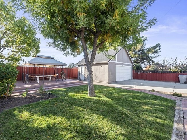 Building Photo - Beautiful Home in Quaint Neighborhood