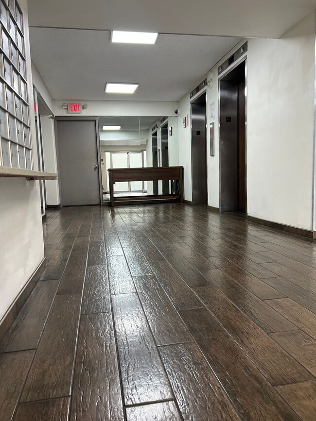 Building Photo - Beautiful 1/1/1 with Sunset Views