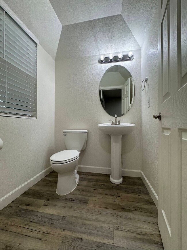 Building Photo - Updated 3 Bedroom in Springs Ranch