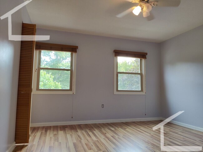 Building Photo - Great Condo-Style 2.5 bedroom Available Feb 1, 2026