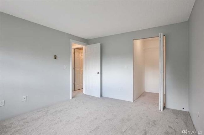 Building Photo - Remodeled ground floor 2 bed!