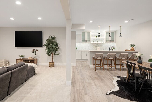 Building Photo - 6 Bedroom 5.5 Bathroom Single Family Home ...