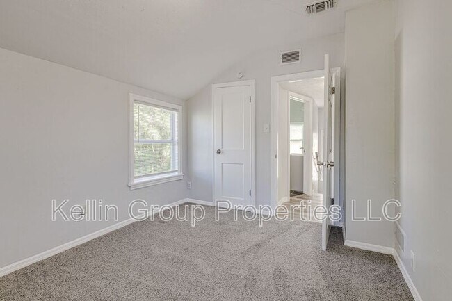 Building Photo - 875 19th Ave S