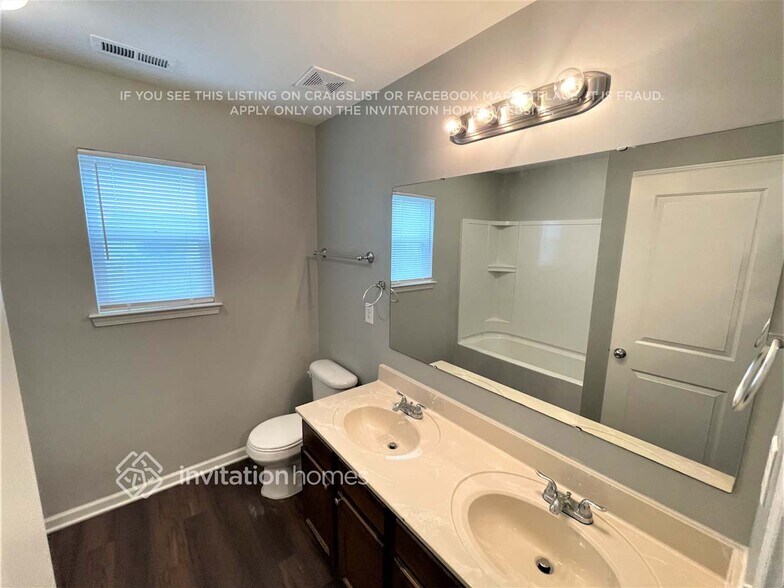 Building Photo - 1631 Eastway Dr