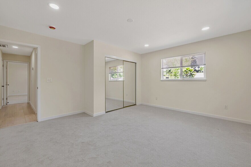 Building Photo - 6941 Golf View Dr