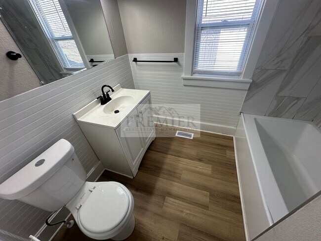 Building Photo - 184 W North St