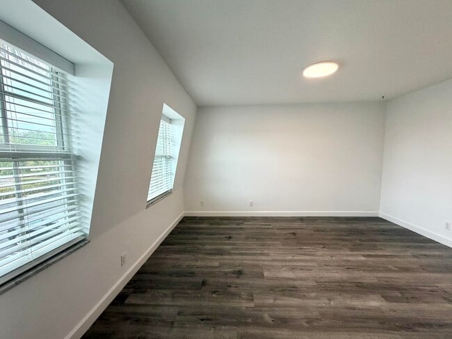 Building Photo - 413 N Cypress Dr