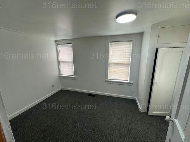 Building Photo - $1095- 3 bed 1 bath - Single Family Home