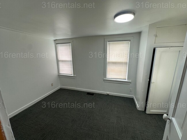 Building Photo - $1150- 3 bed 1 bath - Single Family Home