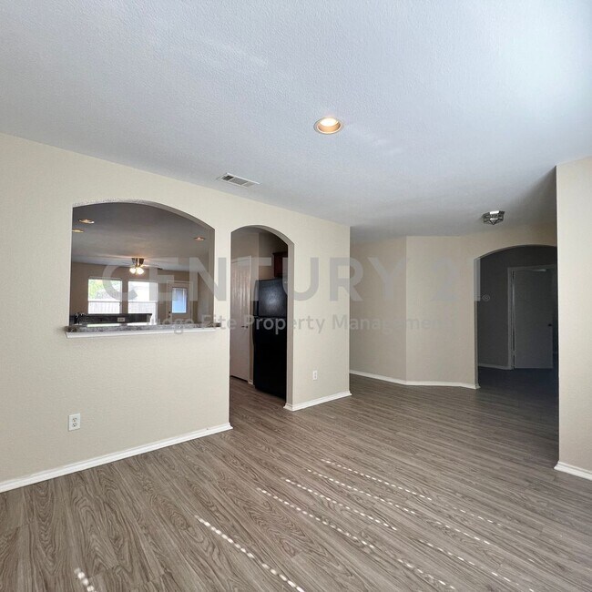 Building Photo - Beautifully Maintained 3/2/2 in NORTHWEST ...