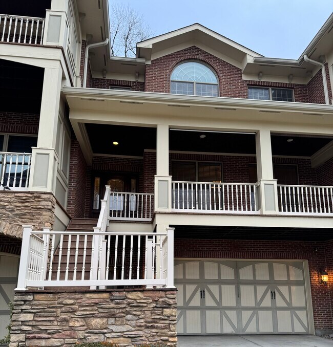 Building Photo - 512 S Grand Ave