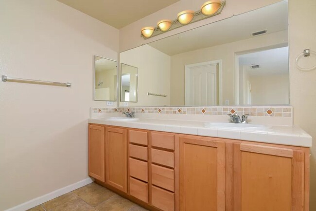 Building Photo - Beautiful Condo in Folsom Next to Greenbelt!