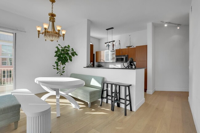 Building Photo - 806 E Windward Way