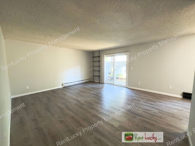 Building Photo - 2 Bed, 1 Bath in Federal Way Available NOW! Utilities Included and Extra Storage~