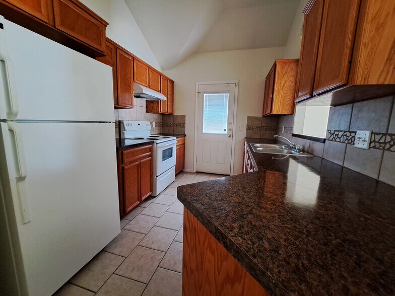 Building Photo - 4100 Cambridge Dr