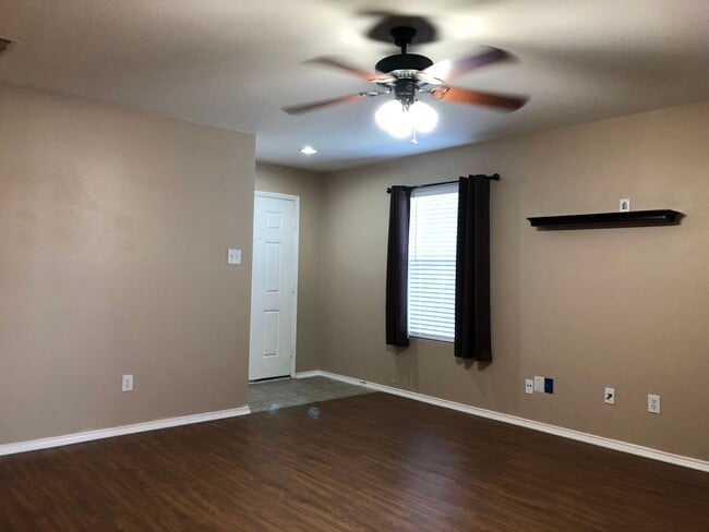 Building Photo - 2 bedroom 2 Bath Duplex in Crowley