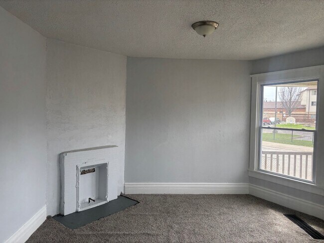 Building Photo - Charming 5-Bedroom Property in Prime Location