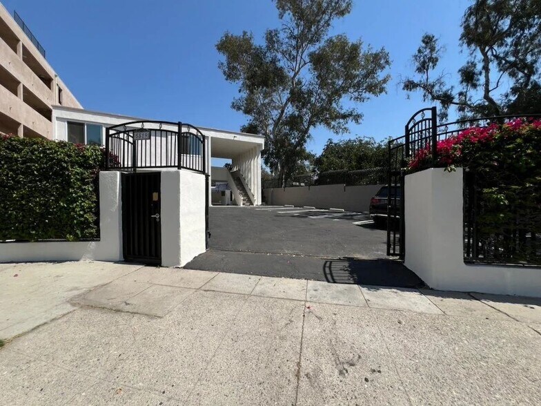 Building Photo - 5819 Carlton Way