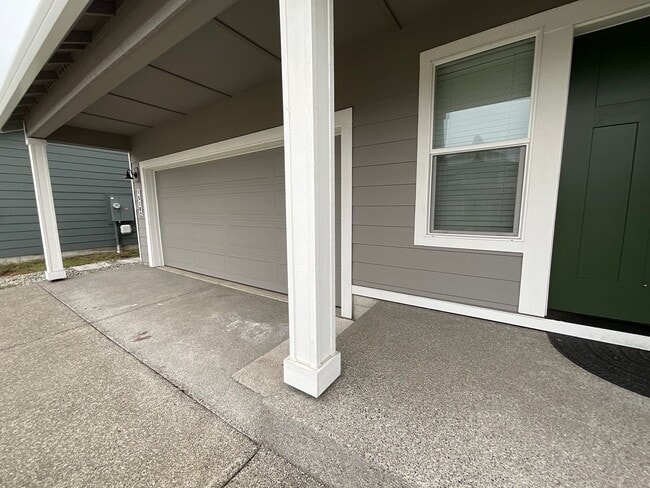 Building Photo - Beautiful 4 Bedroom, 2.5 Bath Home Availab...