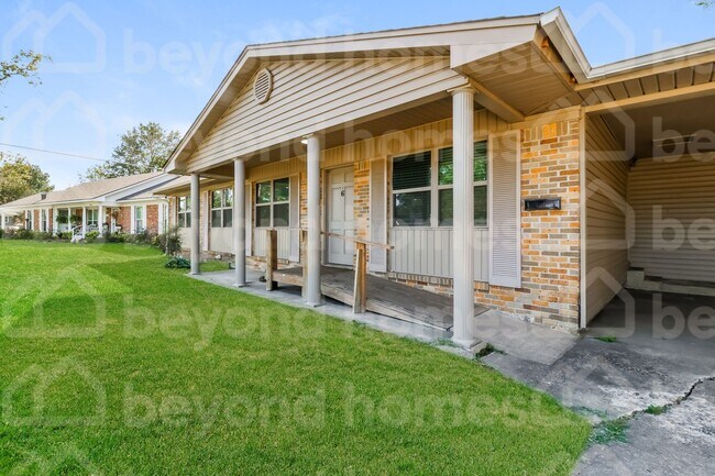 Building Photo - Beautiful lake views with this renovated 4...