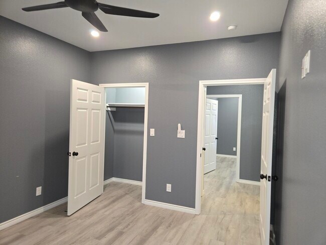 Building Photo - 409 S Steen Dr