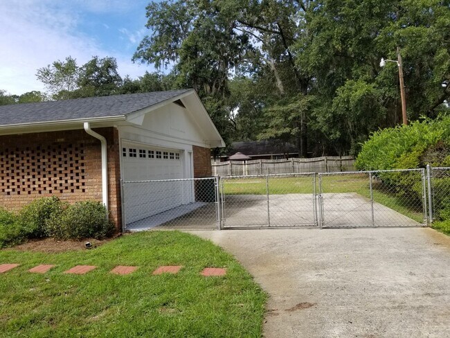 Building Photo - 829 Bradwell St