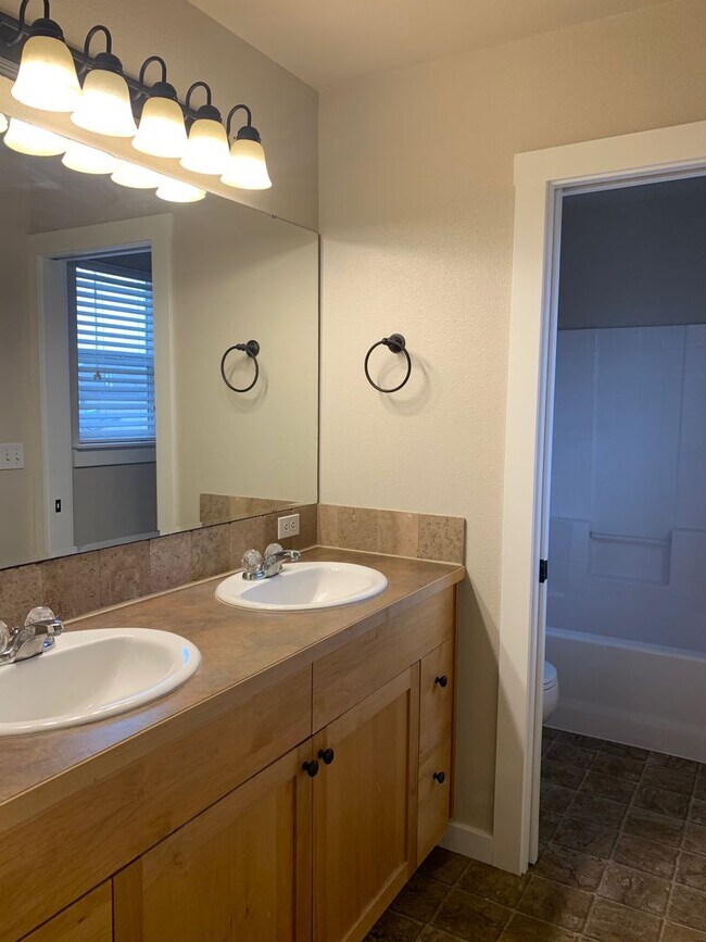 Building Photo - 10600 Avalon St