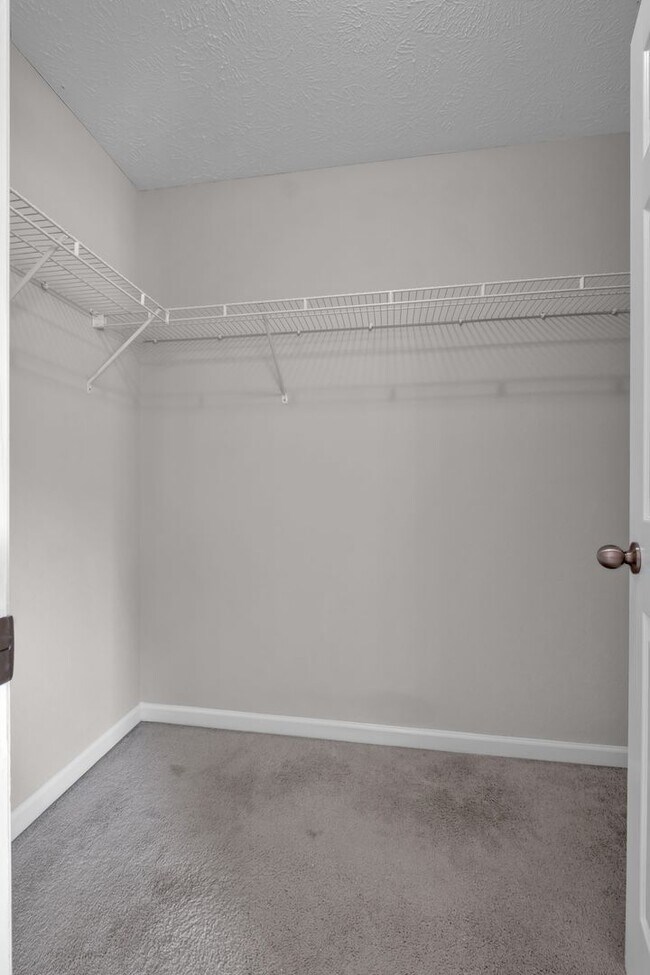 Building Photo - Donelson townhouse, 2 minutes from the lak...