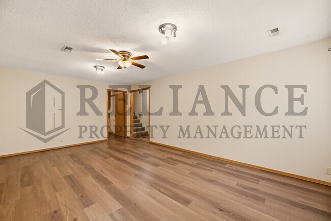 Building Photo - 516 N Lakeside Dr