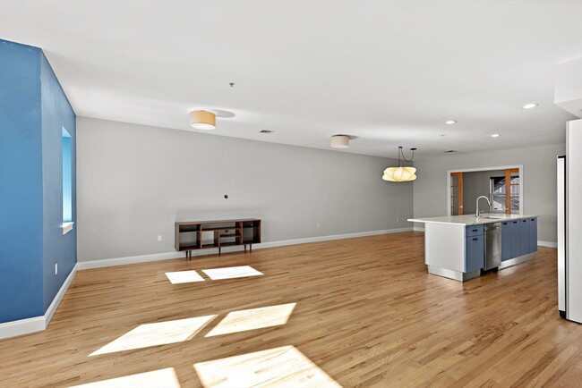 Building Photo - 877 Harrison Ave
