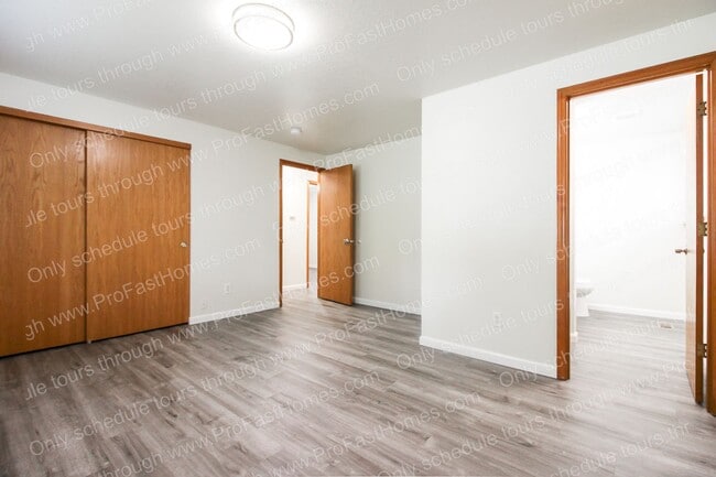 Building Photo - 6416 SE 139th Ave