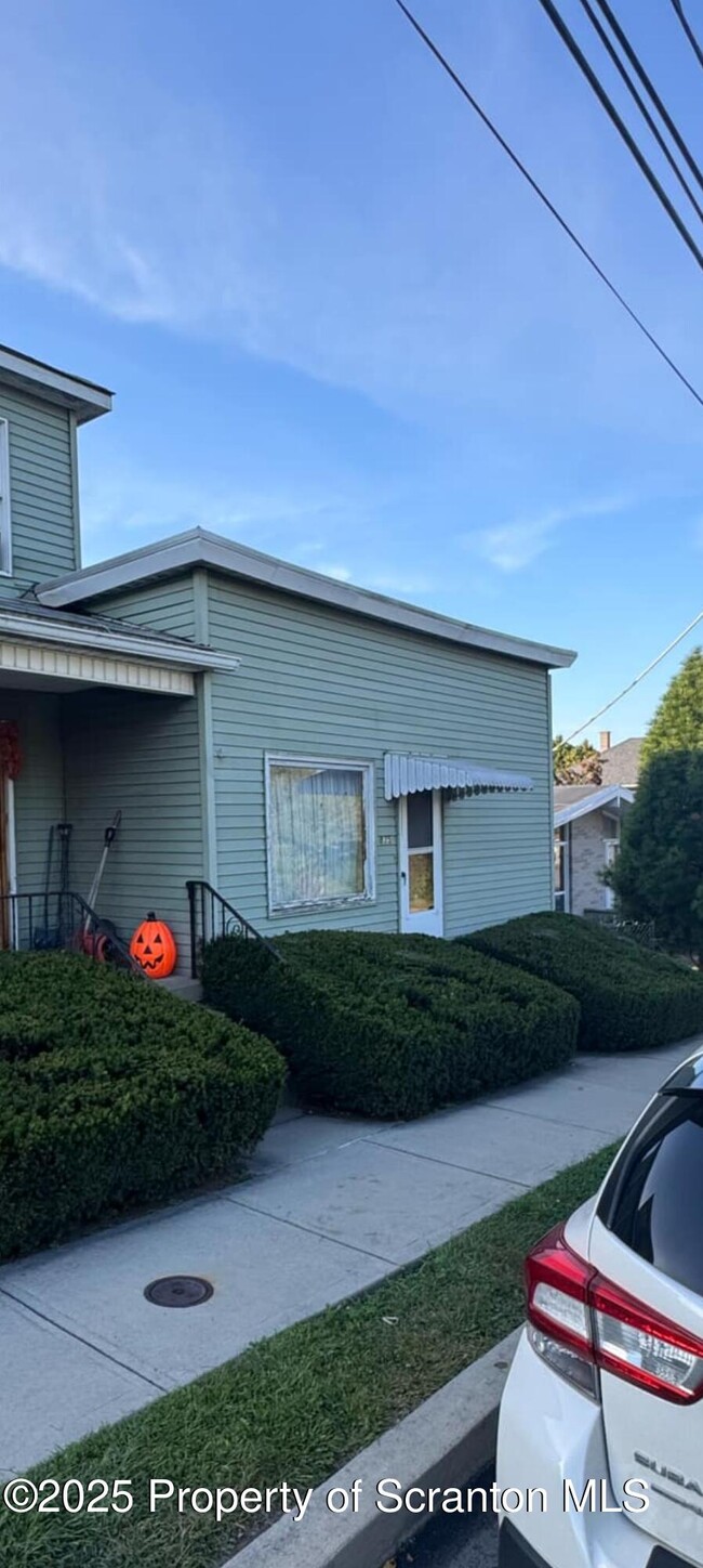 Building Photo - 833 George St