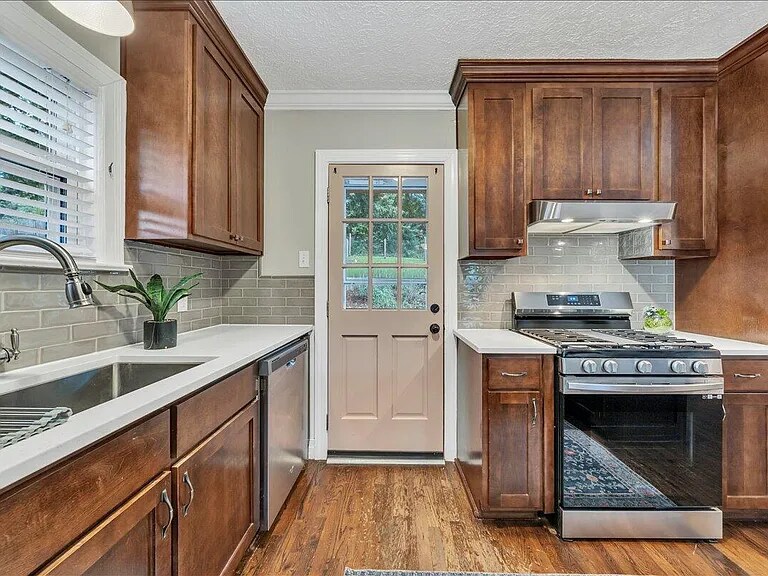 Building Photo - 823 Windsor Ave SW