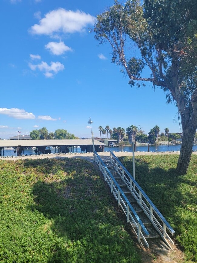 Building Photo - 3-bed 2-bath townhouse with a breathtaking Delta view!