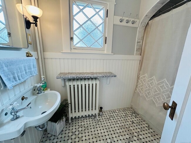 Building Photo - 37 School St