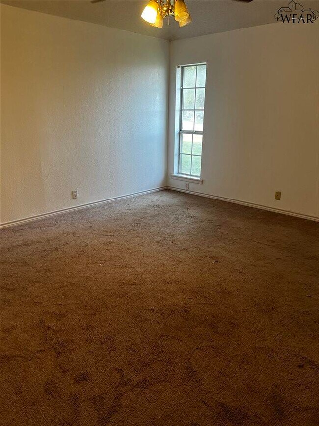 Building Photo - 902 Sugarbush Ln