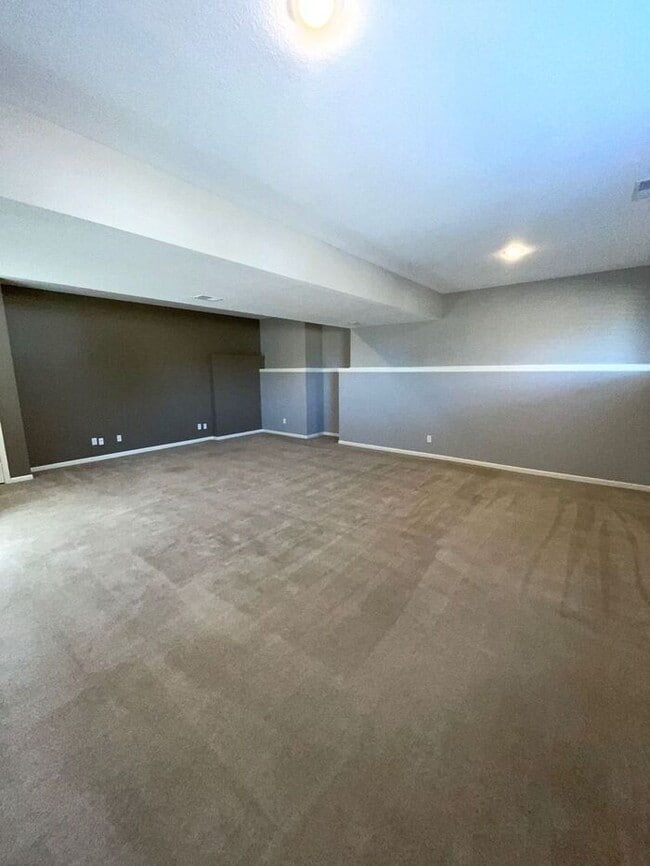 Building Photo - 5 Bedroom, 3 Bathroom California Split Sty...