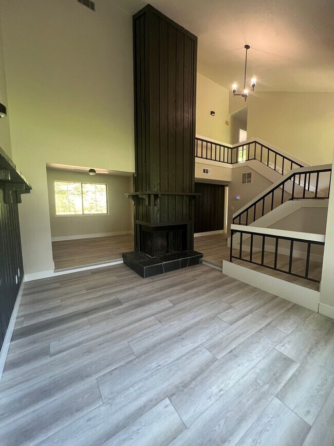 Building Photo - Spacious 4-Bedroom Pool Home in Desirable Winter Springs!