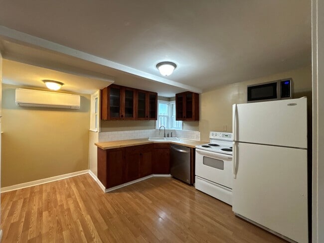 Building Photo - Down Town Living - 2 Bedroom / 1 Bathroom ...