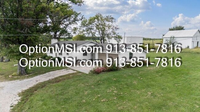 Building Photo - Spacious and move in ready!