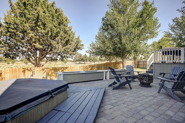 Building Photo - 1086 NE Locksley Dr