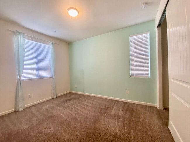 Building Photo - AVAILABLE BY 6/19/26. 4 BED, 2.5 BATHS, 1763 SQ FT STAINLESS STEEL APPLIANCES INCLUDED