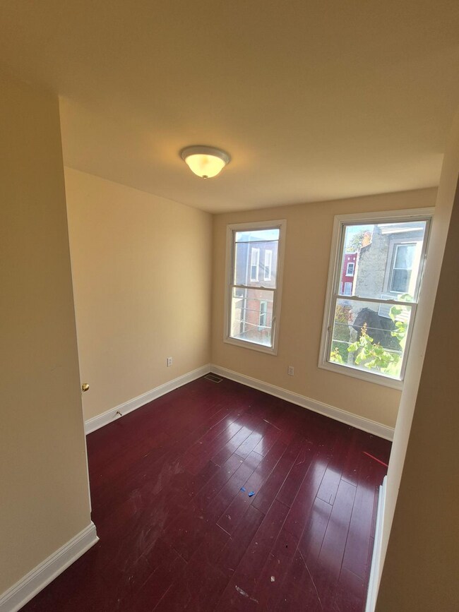 Building Photo - 4 Bed/1.5 Bath Steps from Temple University