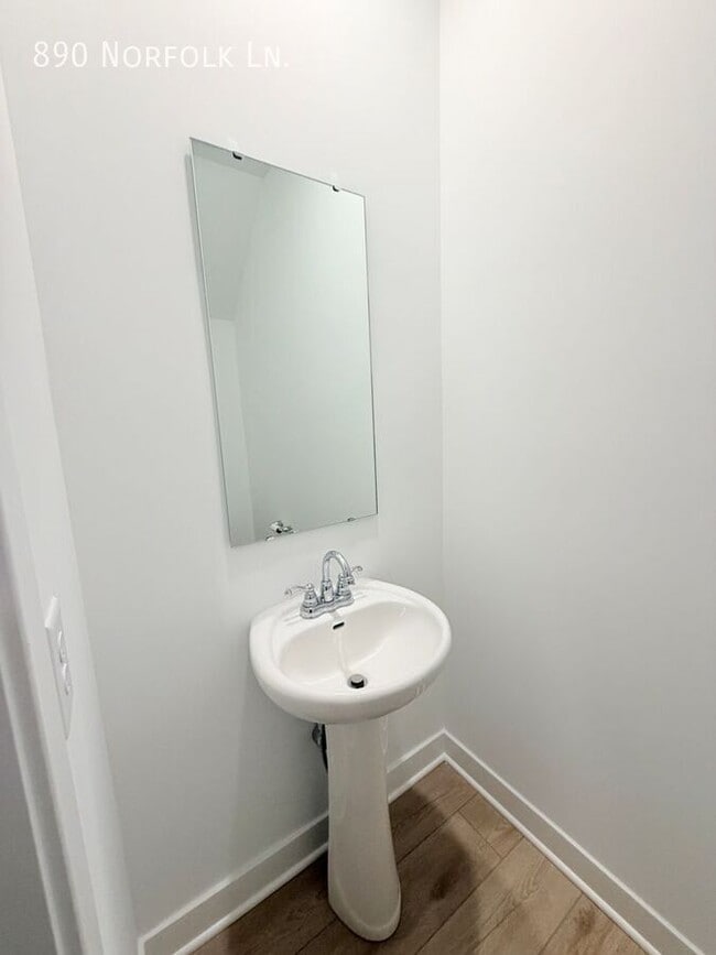 Building Photo - 890 Norfolk Ln