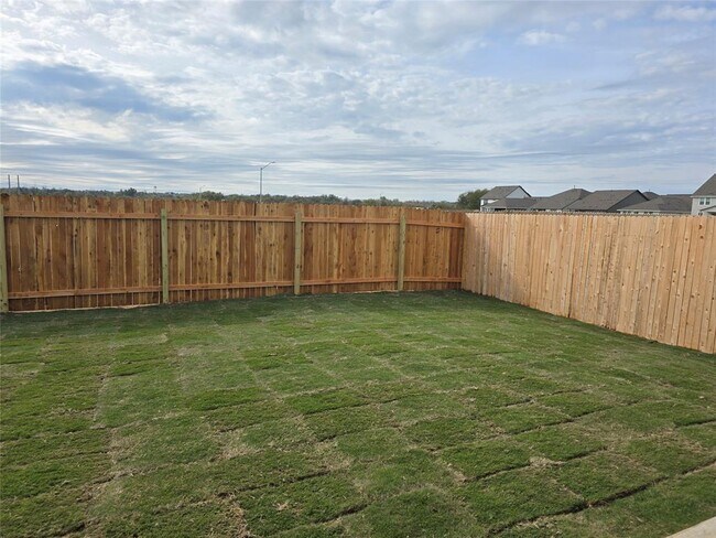 Building Photo - 202 Fox Hvn Rd