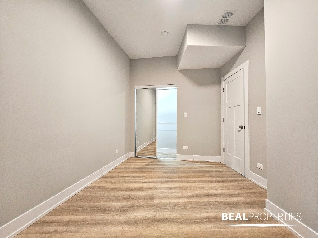 Building Photo - 428 W Belden Ave