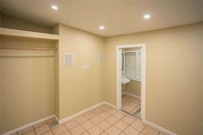 Building Photo - 2003 Haskell St