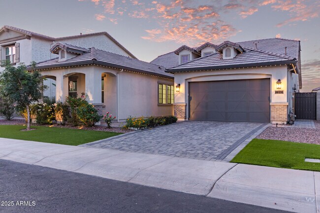 Building Photo - 2316 E Canary Dr