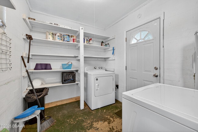 Building Photo - 930 Daytona Ave